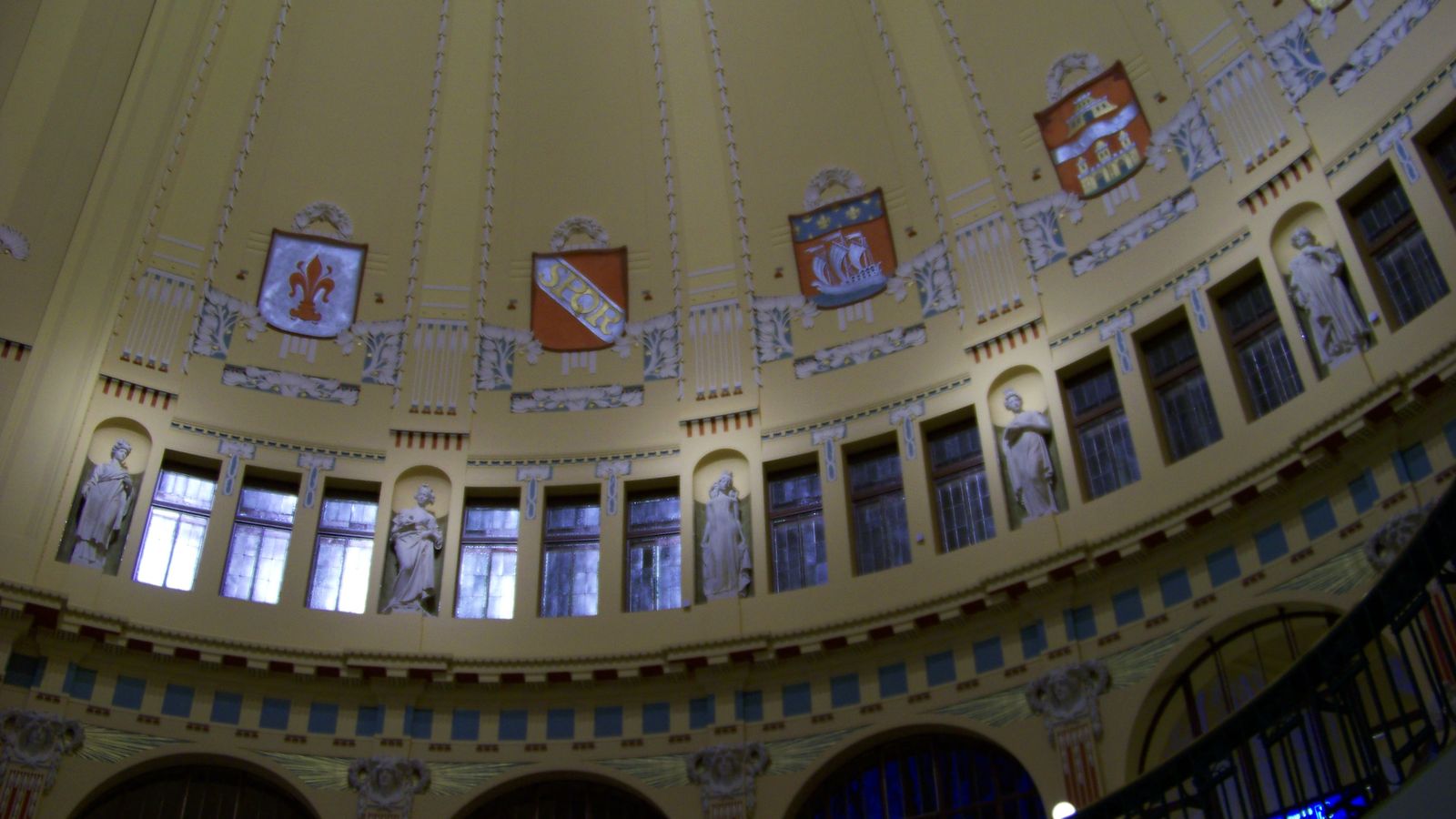 Hlavní nádraží jinak: secesní sály Fantovy budovy a procházka po zrušené trati na Žižkov