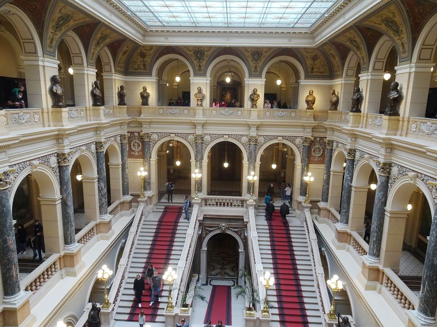 Hlavní schodiště Historické budovy (foto: Palickap, Wikimedia Commons, CC BY-SA 4.0)