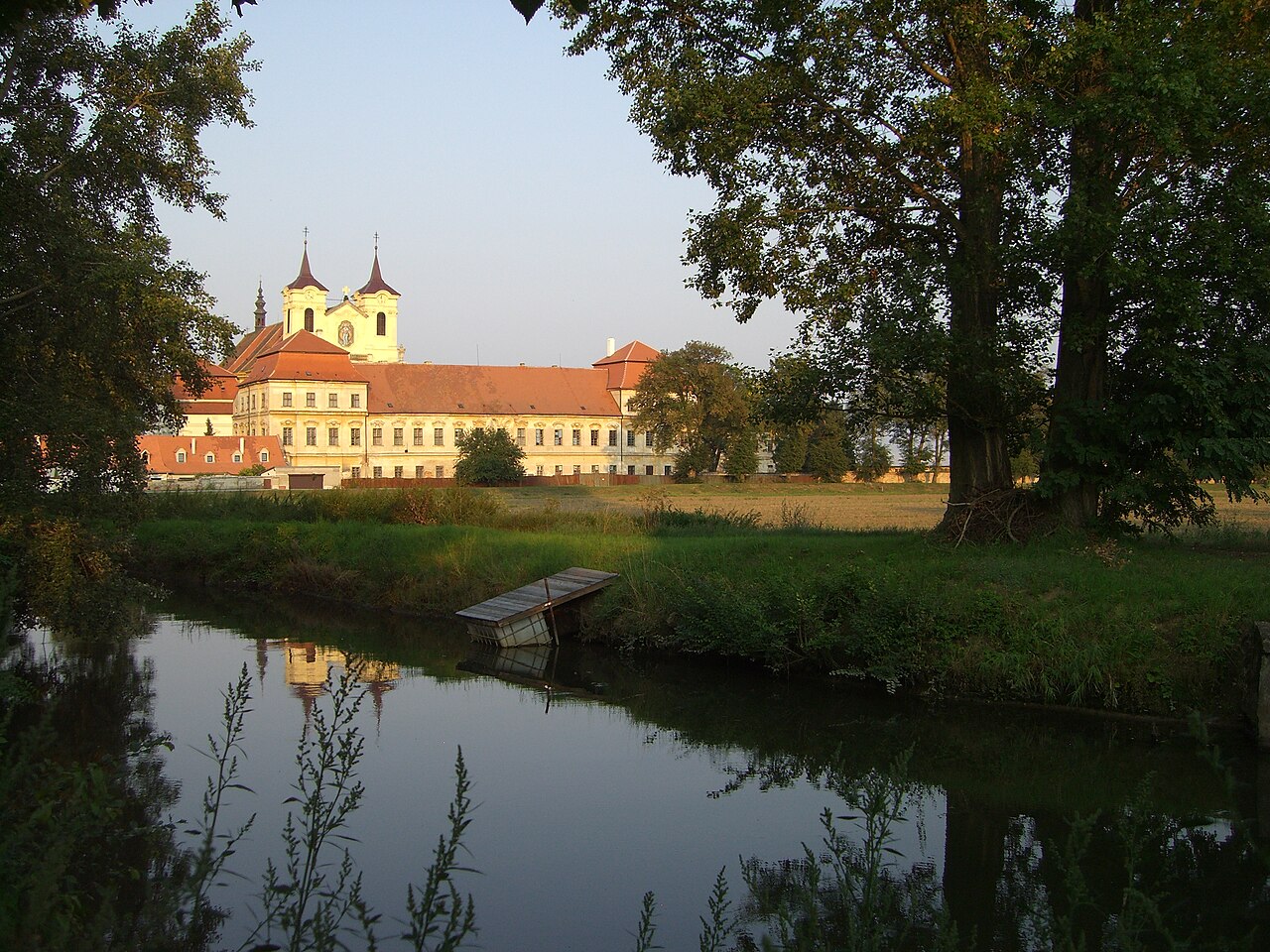 Benediktinský klášter v Rajhradě od řeky